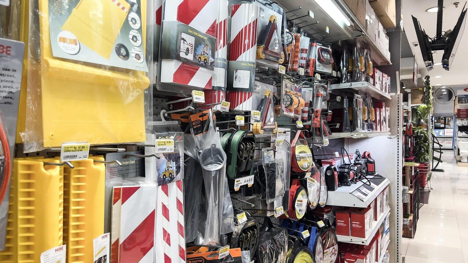 various-choice-of-hardware-tools-display-in-ace-store-ace-hardware-is-a-hypermarket-of-home-product-and-building-construction-in-indonesia-bekasi-indonesia-may-1-2024-free-photo (1)